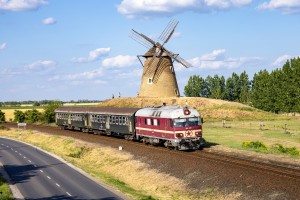 MDamot 3017 a Szentesi Retró Hétvégén 2 olajzöld Bhv kocsival. MDamot 3017 a Szentesi Retró Hétvégén 2 olajzöld Bhv kocsival.