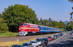 M61 001 vékonycsíkos gyorsvonattal Badacsonytomajon. M61 001 vékonycsíkos gyorsvonattal Badacsonytomajon.