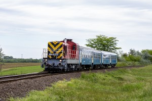 M44 517 a lajosmizsei vasútvonalon 2 Bhv kocsival. M44 517 a lajosmizsei vasútvonalon 2 Bhv kocsival.