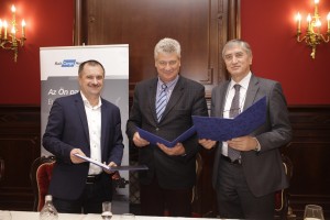  dr. Kovács Imre, a Rail Cargo Hungaria Zrt. Igazgatóságának elnöke, CEO, Evgeny Tankhilevich, az ISD DUNAFERR Zrt. cégvezetője, valamint Vaso Janicic, az ISD Portolan Kft. ügyvezető igazgatója látható.