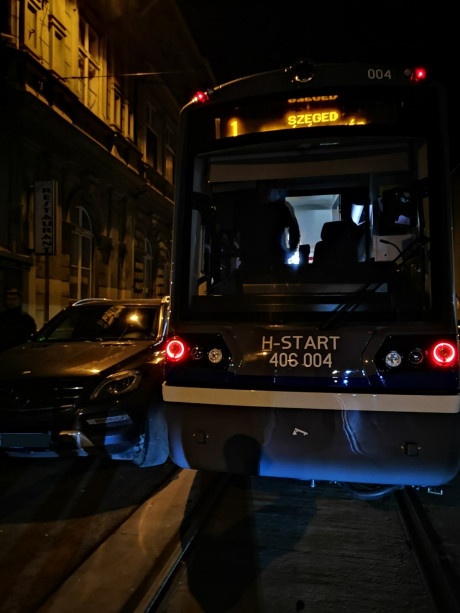 Szabálytalanul parkoló autós akadályozta a tram-traint