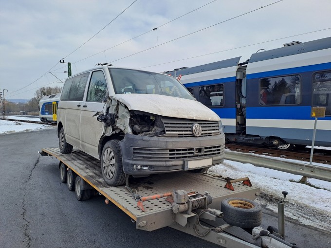 Tatabányai ütközés kisbusszal Tatabányai ütközés kisbusszal