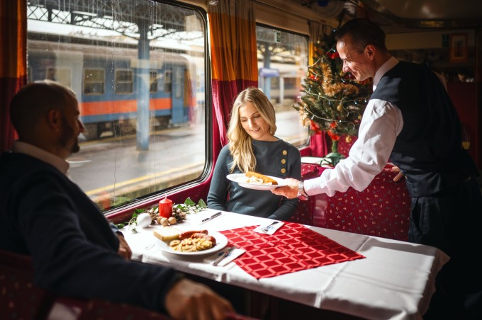 Az EuroCity járatokon az Utasellátó étkezőkocsijai különleges ünnepi menüvel várják az utazókat Az EuroCity járatokon az Utasellátó étkezőkocsijai különleges ünnepi menüvel várják az utazókat
