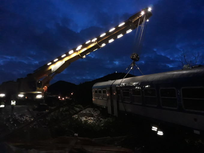 A 150 tonna teherbírású szolnoki daruval egész éjszaka dolgoztak a szakemberek Sátoraljaújhelyen