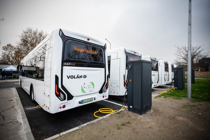 Tatán átadott Ikarus 120e buszok Tatán átadott Ikarus 120e buszok